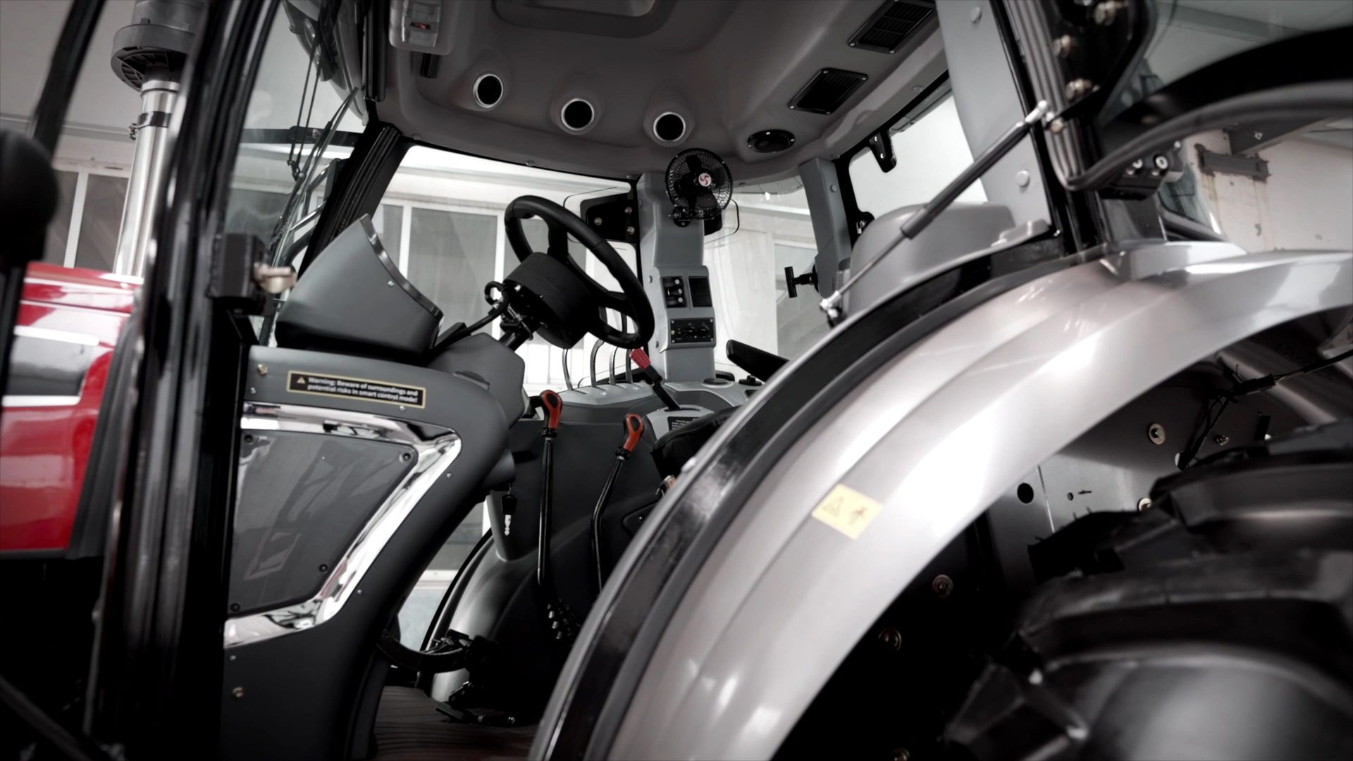 Raqnar R180丨 Powerful, High-capacity and Ergonomic 180HP 4WD Tractor